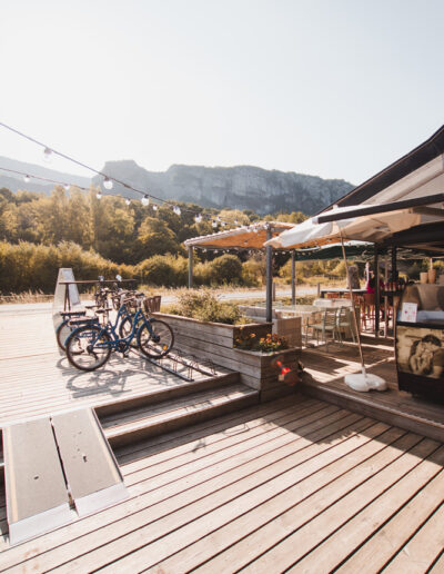 terrasse ombragée fleurie piste cyclable doussard